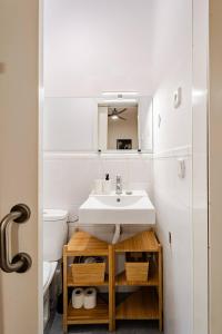 a bathroom with a sink and a toilet at Apartamento con encanto en Malasaña in Madrid