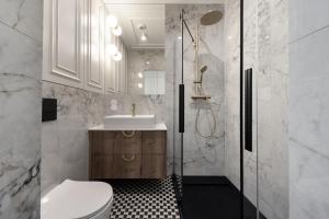 Et badeværelse på Luxury Penthouse in Center with Terrace & Direct Lift - The Piękna Residences