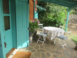 a table and chairs on the patio of a house at Vivelorural Casa El Balcón, Santa Brígida in Vega de San Mateo