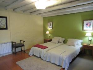 a green bedroom with a bed and a chair at Vivelorural Casa El Balcón, Santa Brígida in Vega de San Mateo