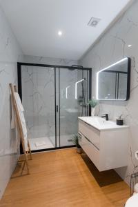 ein Badezimmer mit weißem Waschbecken und Dusche in der Unterkunft Estrelas do Douro in Gondomar + 139 Fotos