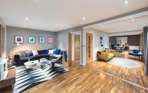 una sala de estar con un sofá y una mesa en Native Waterloo, en Londres 25 fotos más