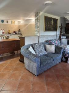 a living room with a couch and a kitchen at Casa PerlAmbra 