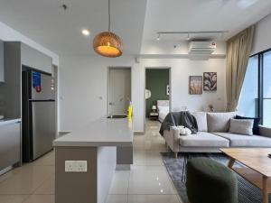 Kuchyň nebo kuchyňský kout v ubytování Trion KL By AlwaysHome