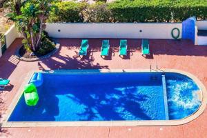 - une vue sur la piscine dotée de chaises longues et d'une nouille dans l'établissement Quinta Amoreira - Adults Only - LGBT friendly, à Poço Partido