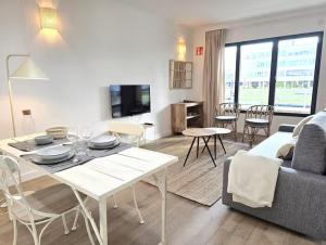ein Wohnzimmer mit Tisch und Couch in der Unterkunft Playa Sardinero Little Homes 3 in Santander