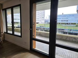 Ein Zimmer mit drei Fenstern und Blick auf eine Rennstrecke in der Unterkunft Playa Sardinero Little Homes 3 in Santander