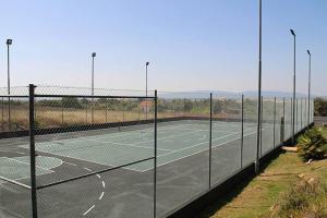 - un court de tennis avec un filet dans l'établissement Quinta Amoreira - Adults Only - LGBT friendly, à Poço Partido