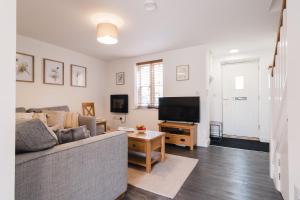 Μια τηλεόραση ή/και κέντρο ψυχαγωγίας στο Charming 2 Bedroom Home in the Cotswolds