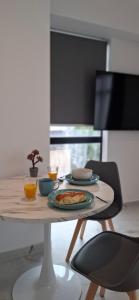 TV a/nebo společenská místnost v ubytování Vardaris Apartments Ilion + 17 fotografií
