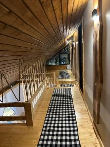 ビシェウ・デ・ジョスにあるCabana Arini 1954の木製の天井と市松模様の床のある部屋
