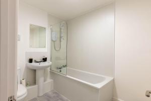 Vannituba majutusasutuses Fabulous 1 Bed Harbour-side Apartment with Balcony