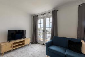 Televiisor ja/või meelelahutuskeskus majutusasutuses Fabulous 1 Bed Harbour-side Apartment with Balcony