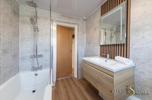 Un baño con lavabo, ducha y bañera. en Luke Stays - Gray Ave, en Sherburn Hill 23 fotos más