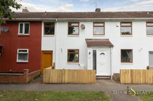Casa blanca y roja con una valla de madera en Luke Stays - Gray Ave, en Sherburn Hill