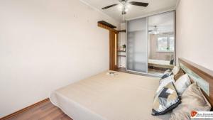 Ένα ή περισσότερα κρεβάτια σε δωμάτιο στο Tichý apartmán Dúbravka +1 φωτογραφίες