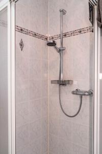 una doccia con soffione in un bagno di Studio mit Terrasse bei Frankfurt a Bad Vilbel