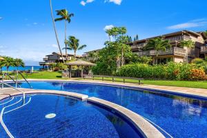 een groot zwembad voor een huis bij Oceanfront & Sunsets! ks a5- Sullivan in Kahana