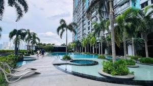 Bazén v ubytování Bistra Residence Suite At Trion KL nebo v jeho okolí