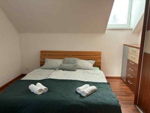 Un dormitorio con una cama con dos toallas encima. en Dom pri Veži, en Košice