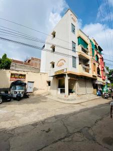un bâtiment au coin d'une rue de la ville dans l'établissement HOTEL SHREE RAM VIJAY Ujjain, à Ujjain