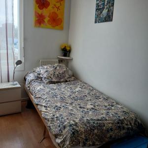 ル・クレムラン・ビセートルにあるproche Paris chambre hôteの部屋の中にベッドがある小さな寝室
