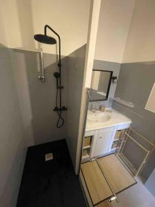 Ένα μπάνιο στο Appartement 6 personnes - Au coeur du centre ville