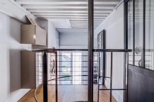 una scala in un soppalco con vista su un edificio di Loft design and spacious Croix-Rousse district Lyon a La Croix Rousse