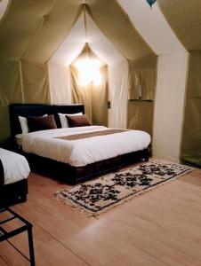 Ένα ή περισσότερα κρεβάτια σε δωμάτιο στο Khamlia luxury camps +6 φωτογραφίες