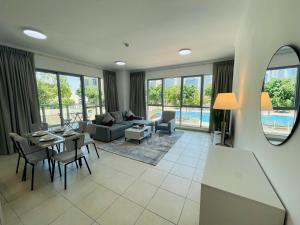 Bazén v ubytování Residences 1 Tower 5 E2 - 2BR Apartment - Allsopp & Allsopp nebo v jeho okolí