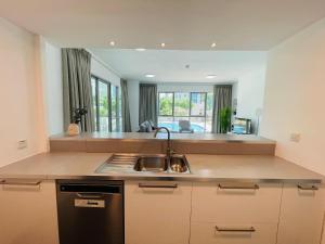 Kuchyň nebo kuchyňský kout v ubytování Residences 1 Tower 5 E2 - 2BR Apartment - Allsopp & Allsopp