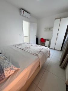 a bedroom with a large bed in a room at Casa em Balneário Picarras in Piçarras +15 photos