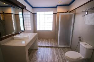 un bagno con wc, lavandino e doccia di Newcastle Iloilo Hotel a Città di Iloilo Altre 15 foto