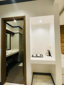 un bagno con lavandino e specchio di Newcastle Iloilo Hotel a Città di Iloilo