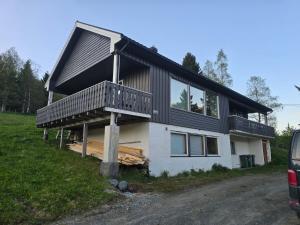a house with a balcony on the side of it at Brendefur Panorama in Lii
