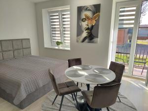 Postel nebo postele na pokoji v ubytování Pilkų atspalvių apartamentai