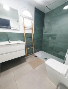 baño con lavabo y ducha con escalera en Alquilaencanarias Medano Lago Azul, en El Médano