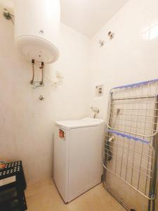 baño blanco pequeño con lavabo y ducha en Alquilaencanarias Medano Lago Azul, en El Médano 2 fotos más