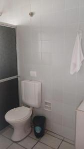 Un baño con inodoro blanco y ducha. en Residencial Três Irmas, en Florianópolis 26 fotos más