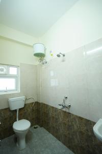 un baño con inodoro y lavabo en Hotel Royal International - Best Boutique Hotel Near Airport & Kamakhya Temple, en Guwahati