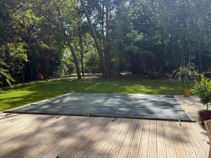 a basketball court in a yard with a wooden deck at Maison à 10 min d'Angers in Mûrs-Érigné +2 photos