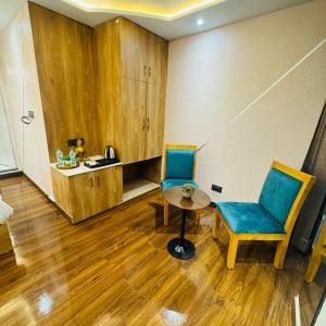 a waiting room with two chairs and a table at Jasmine Mountain View Retreat - Mall Road Dalhousie in Dalhousie +12 photos