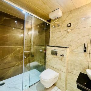Ένα μπάνιο στο Jasmine Mountain View Retreat - Mall Road Dalhousie