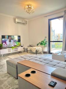 TV a/nebo společenská místnost v ubytování Panoramic View Luxury 2 Beds Hotel Apart - East Town Compound - Sodic - New Cairo - Cairo