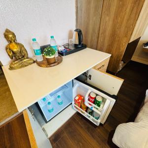 Η κουζίνα ή μικρή κουζίνα στο Jasmine Mountain View Retreat - Mall Road Dalhousie