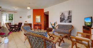 a living room with chairs and a table at Ty Lodge in Les Trois Mares