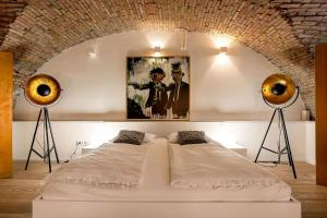 Postel nebo postele na pokoji v ubytování Dungeon Apartment