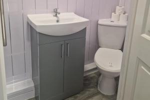 Ένα μπάνιο στο Lodge - Sleeps 10 & Free Parking