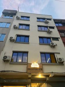 El edificio en el que está el hostal 64 fotos más