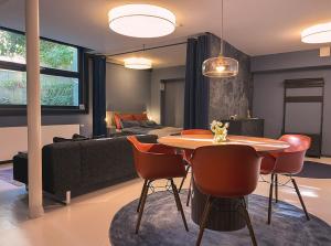a living room with a table and chairs and a bed at Wunderschönes Loft-Apartment im grünen Hamburg in Hamburg